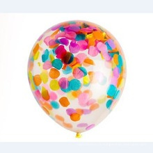 Ballon de fête avec des confettis pour la décoration de fête